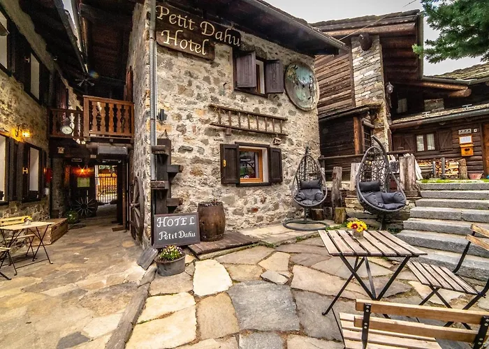 Hotel Petit Dahu - Chambres Et Restaurant Cogne