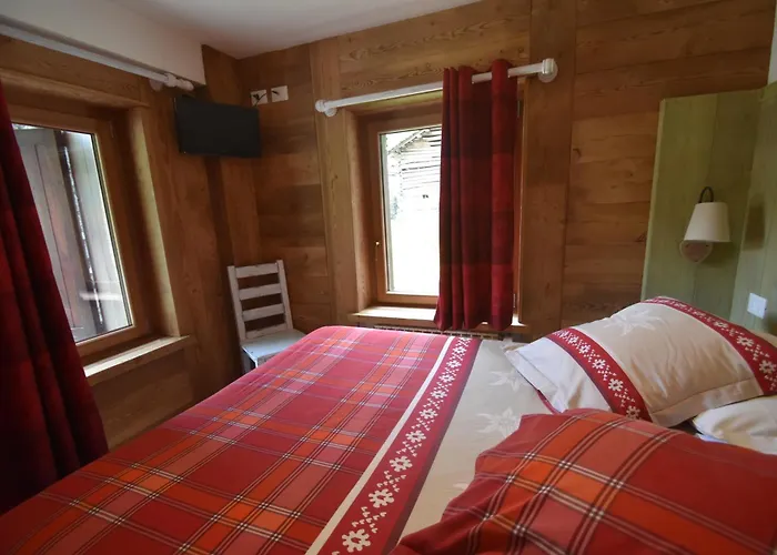 Hotel Petit Dahu - Chambres Et Restaurant Cogne